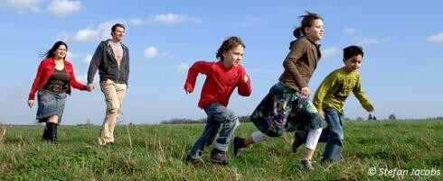 familie_rent_op_gras_cstefanjacobs_0.jpg